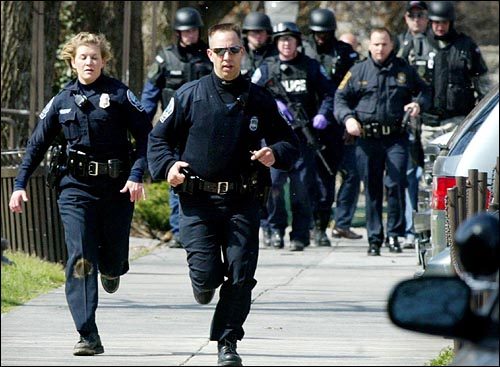 블랙스버그 경찰들이 총기난사 사건이 벌어진 버지니아텍 노리스홀을 향해 달려가고 있다.